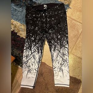 Coolomg women’s size large crop stretch pants!